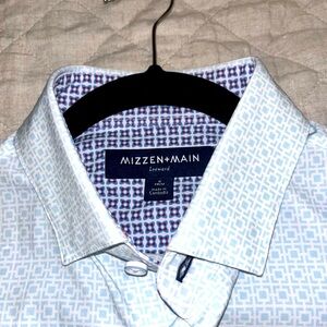 Mizzen+Main Leeward button - down short sleeve shirt. Size Small - Trim